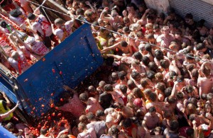 foto polémica en la tomatina camion